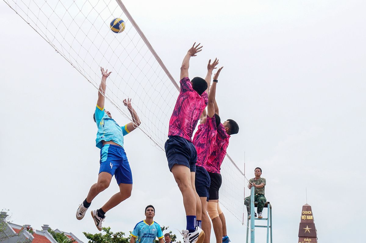 Trận đấu bóng chuyền giữa Biển Đông: Đánh dấu sự đoàn kết và niềm vui trên đảo Trường Sa - -168516836
