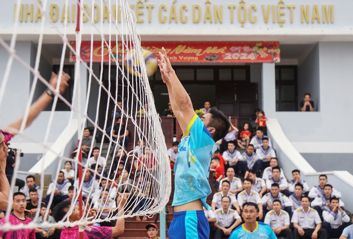 Trận đấu bóng chuyền giữa Biển Đông: Đánh dấu sự đoàn kết và niềm vui trên đảo Trường Sa - 365668973